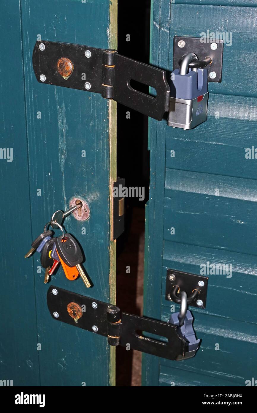 Capannone giardino domestico, ben fissato con due lucchetti, bulloni pullman, 5 leve di bloccaggio, capannone allarme Foto Stock