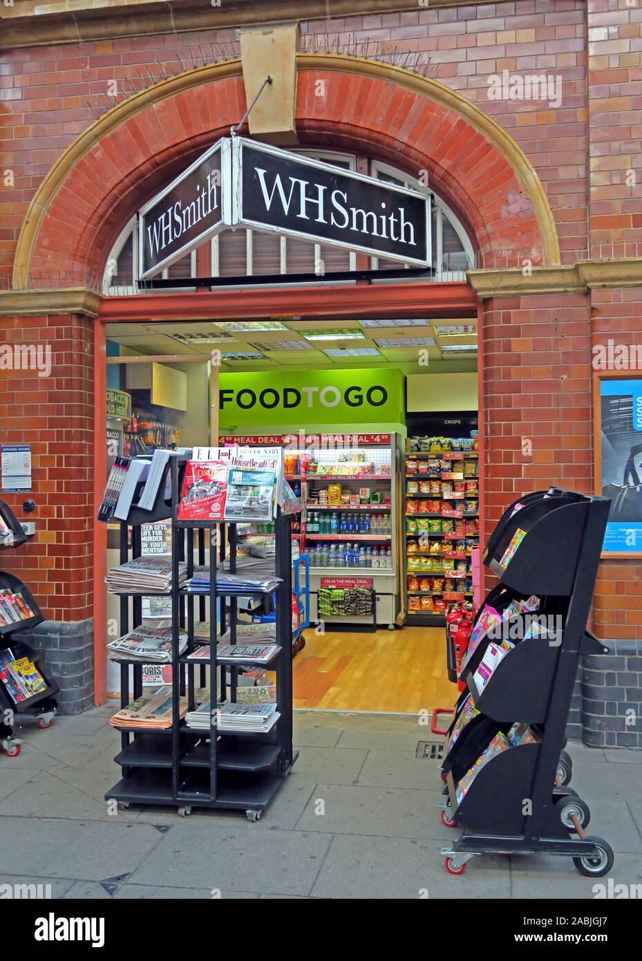 WH Smith, edicola, vendita al dettaglio, Food To Go, Moor Street station, Queensway, Birmingham, West Midlands, Inghilterra, Regno Unito, B4 7UL Foto Stock