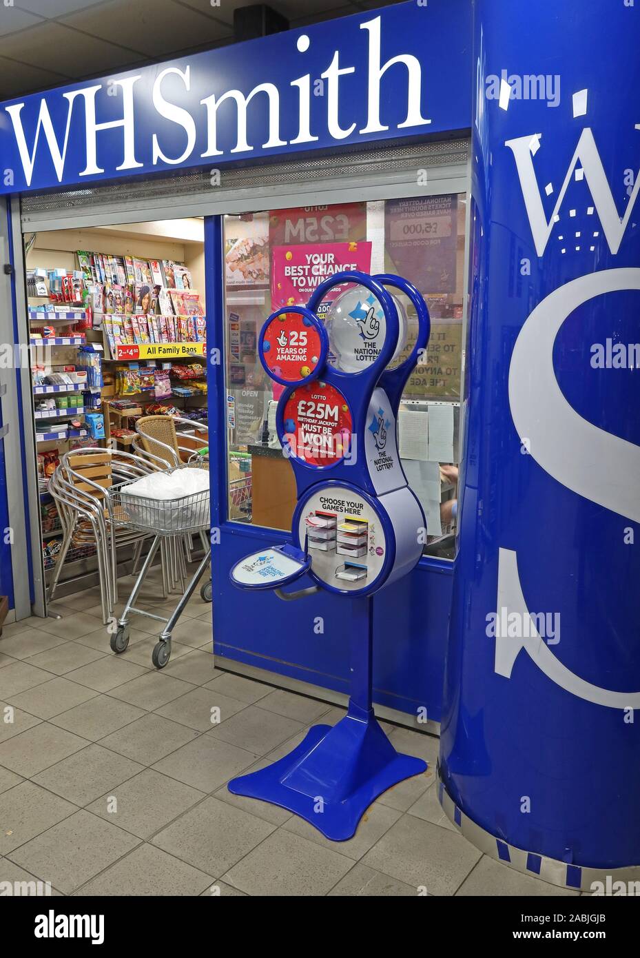 WH Smith,chiosco,franchising & National lottery, at , Bank Quay,stazione ferroviaria,Warrington, Cheshire,Inghilterra,Regno Unito, WA1 1LW Foto Stock