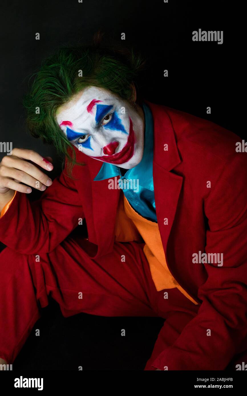 Uomo che impersonano il burlone. Ritratto di un uomo in un vestito con  clown trucco e i capelli verdi. Joker cosplay Foto stock - Alamy