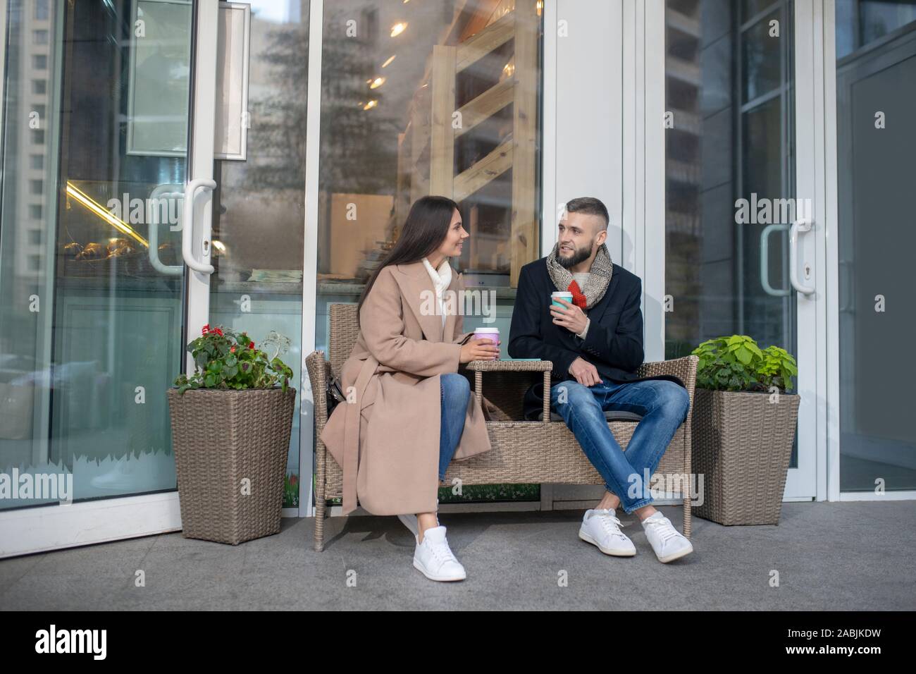 Bella giovani seduti insieme al tavolo Foto Stock