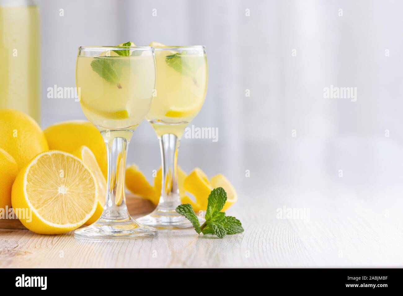 Alcool Bere Cocktail Con Limone Menta E Ghiaccio In Un Piccolo Bicchiere Foto Stock Alamy