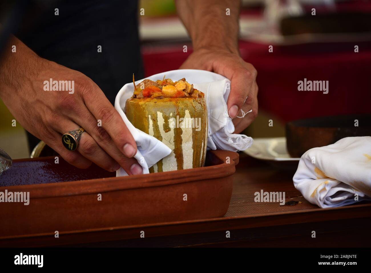 Tradizionale turca Testi Kebab in pentola di creta di essere servito Foto Stock