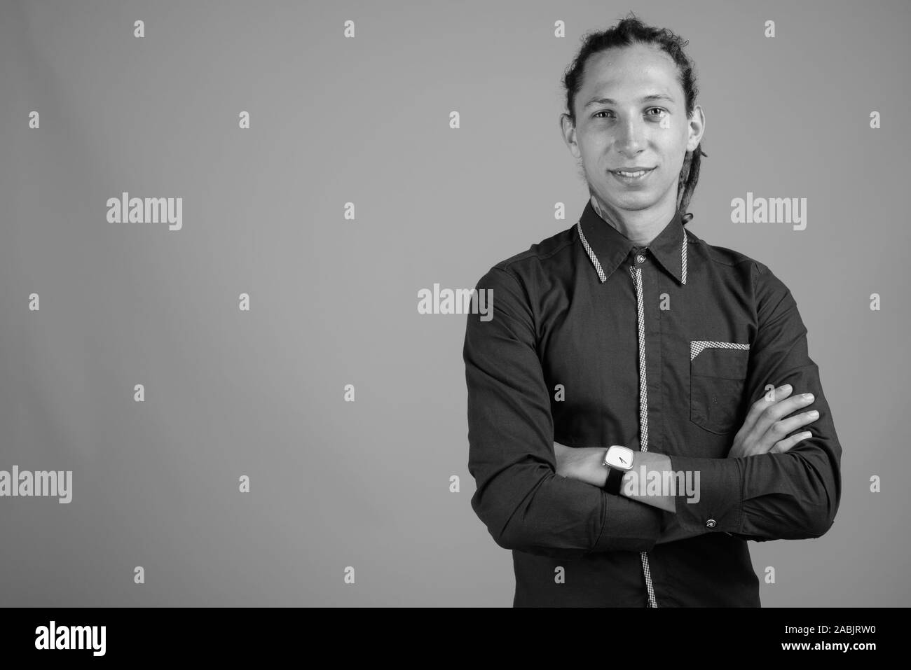 Giovane con dreadlocks in bianco e nero Foto Stock