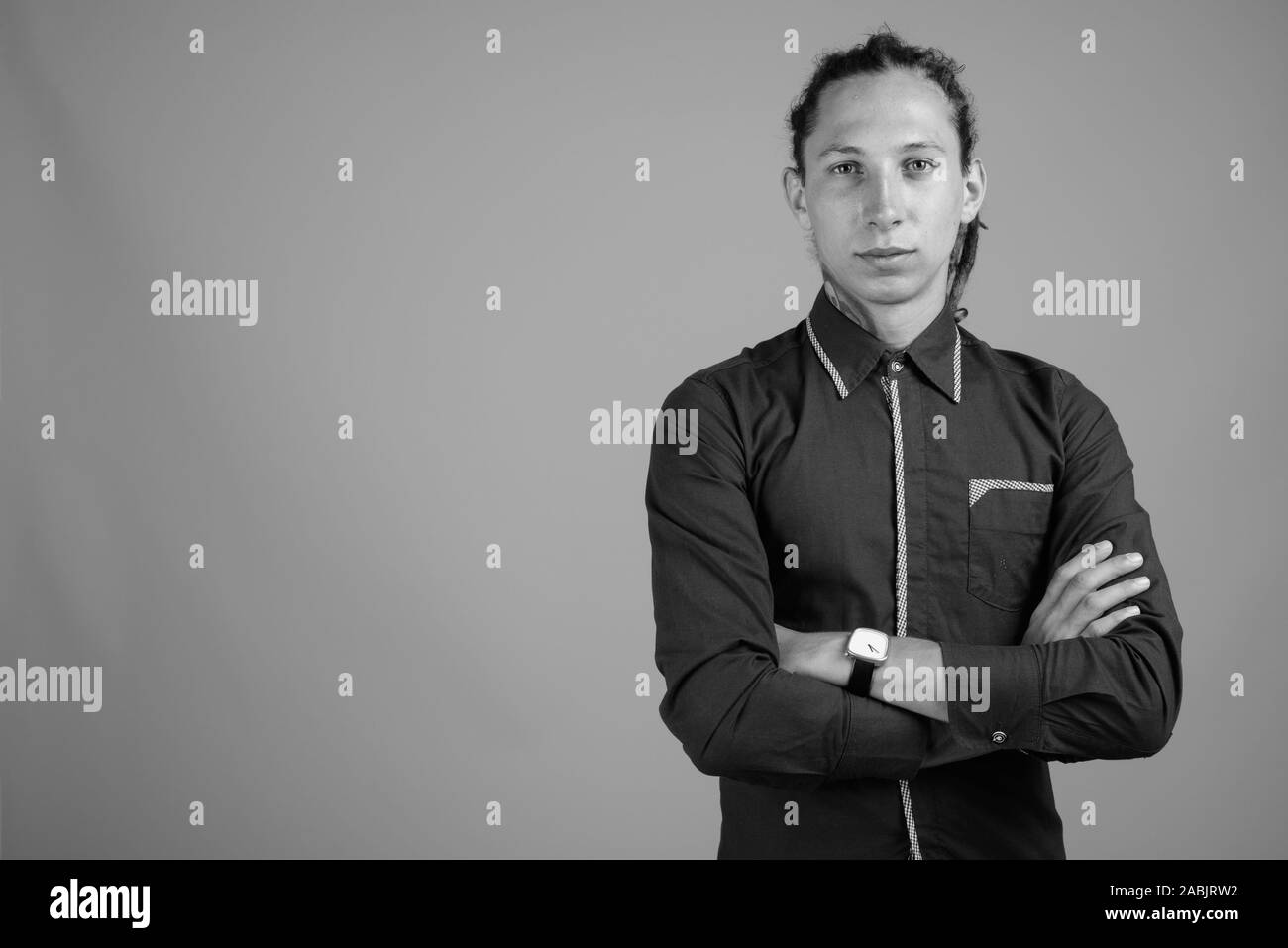 Giovane con dreadlocks in bianco e nero Foto Stock