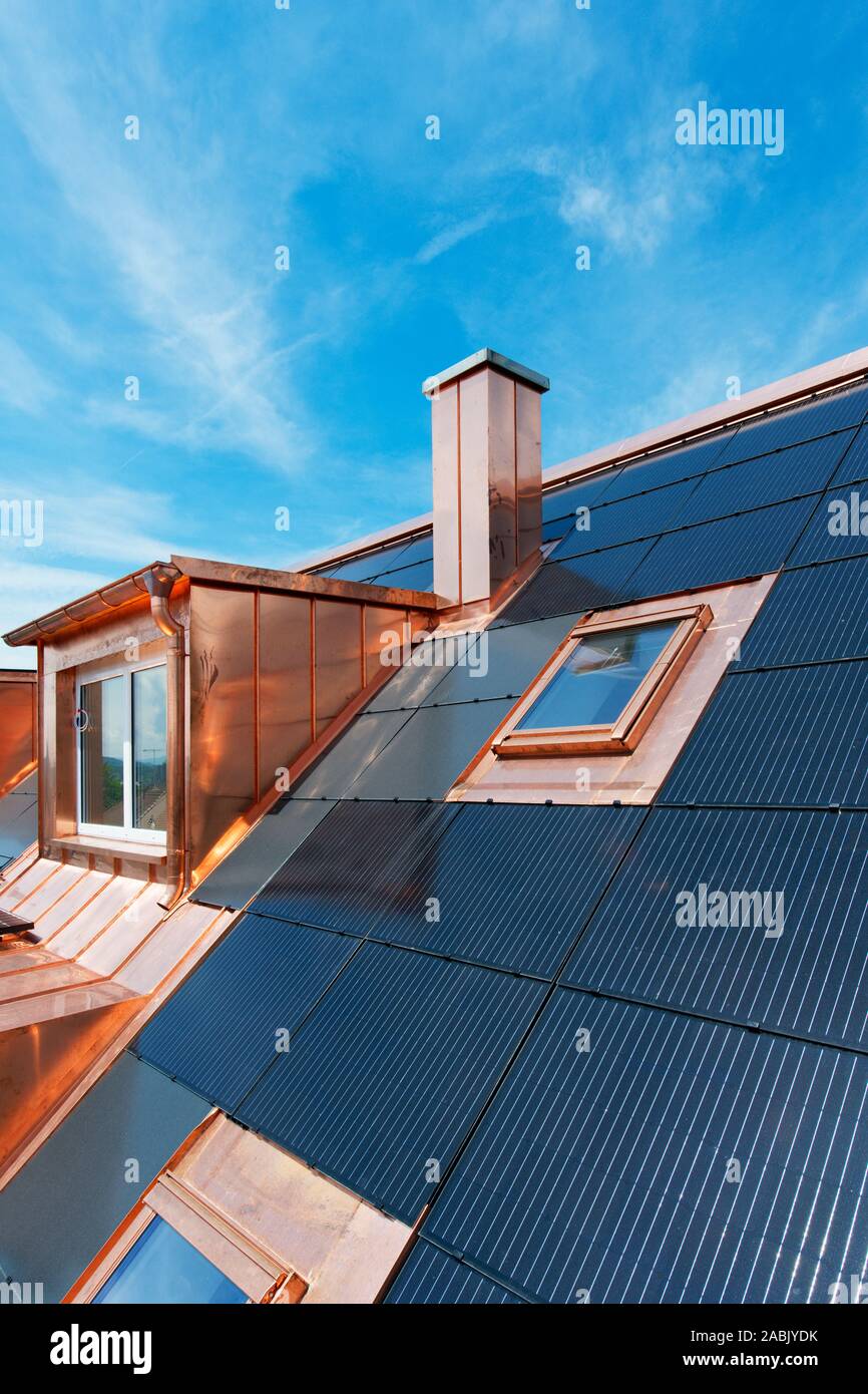 Casa con pannelli solari integrati Foto Stock