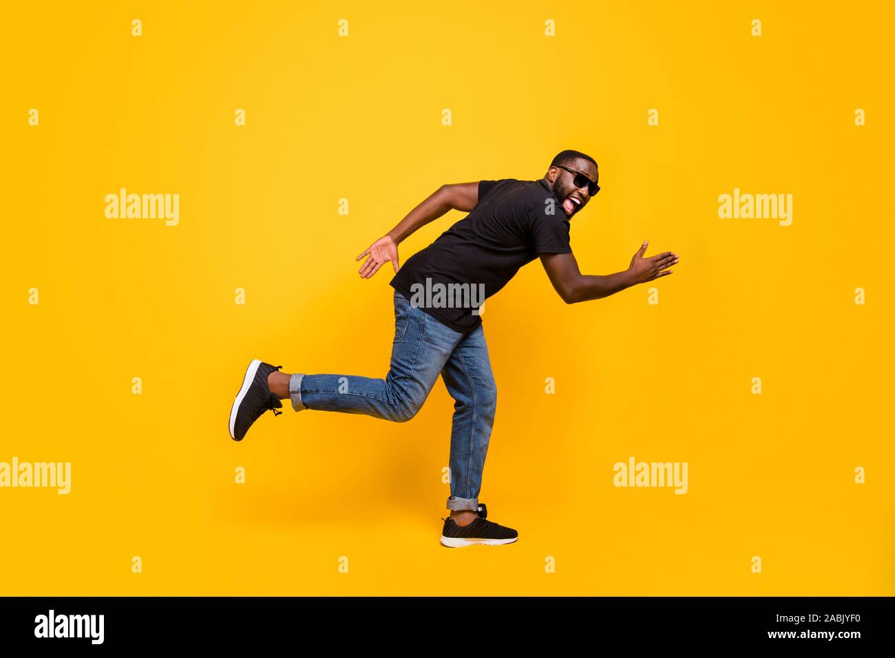 Occasioni io vengo. A piena lunghezza profilo foto a lato di funky crazy afro american guy andare a piedi correre veloce incredibili vendite urlare indossare abbigliamento moderno Foto Stock