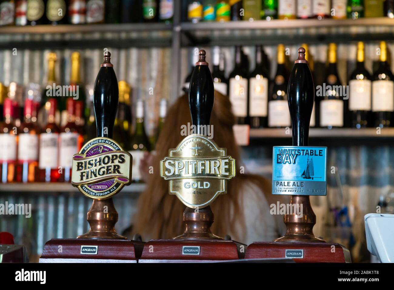 La birra pompe, vescovi dito, spitfire oro e whitstable bay ale, Regno Unito Foto Stock