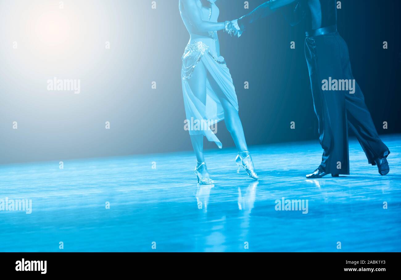 Donna e uomo latino del ballerino di danza internazionale. Filtro blu Foto Stock