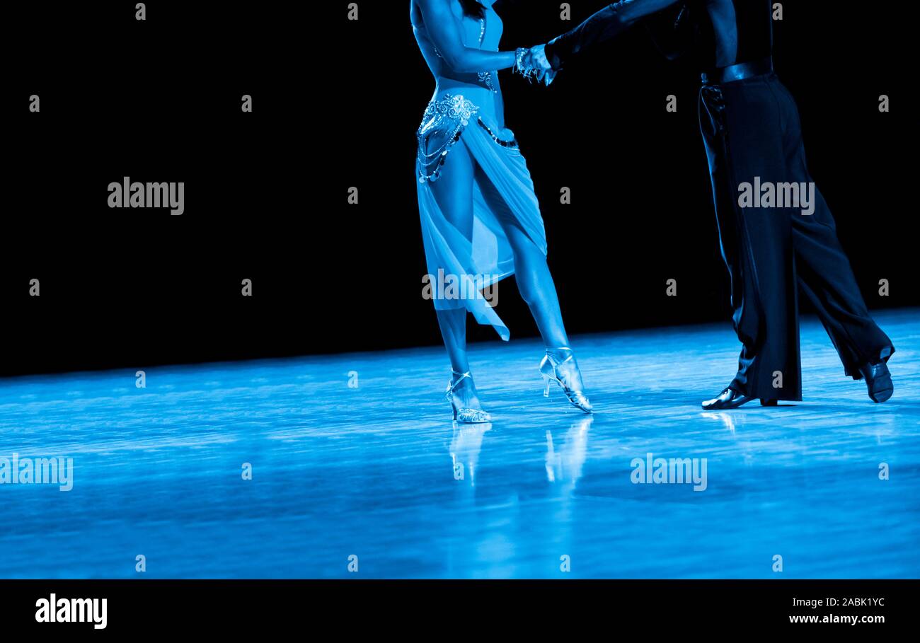 Donna e uomo latino del ballerino di danza internazionale. Filtro blu Foto Stock