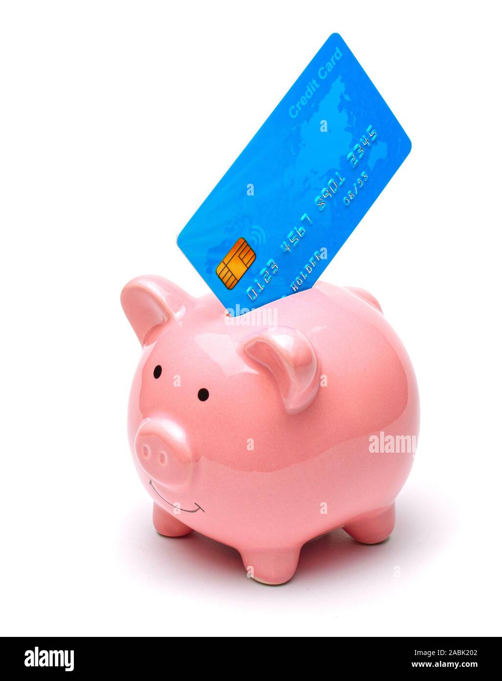 Rosa salvadanaio e carte di credito in una pila isolati su sfondo bianco. Come risparmiare denaro su una carta di credito Foto Stock