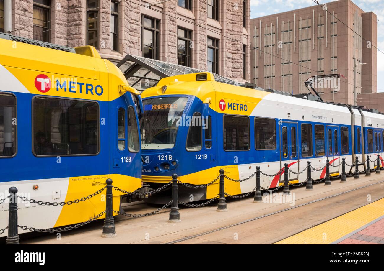 MINNEAPOLIS, STATI UNITI D'AMERICA, - Agosto 13, 2019: il treno della metropolitana che corre nelle Città Gemelle di Minneapolis e St Paul, Minnesota, Stati Uniti d'America. Foto Stock