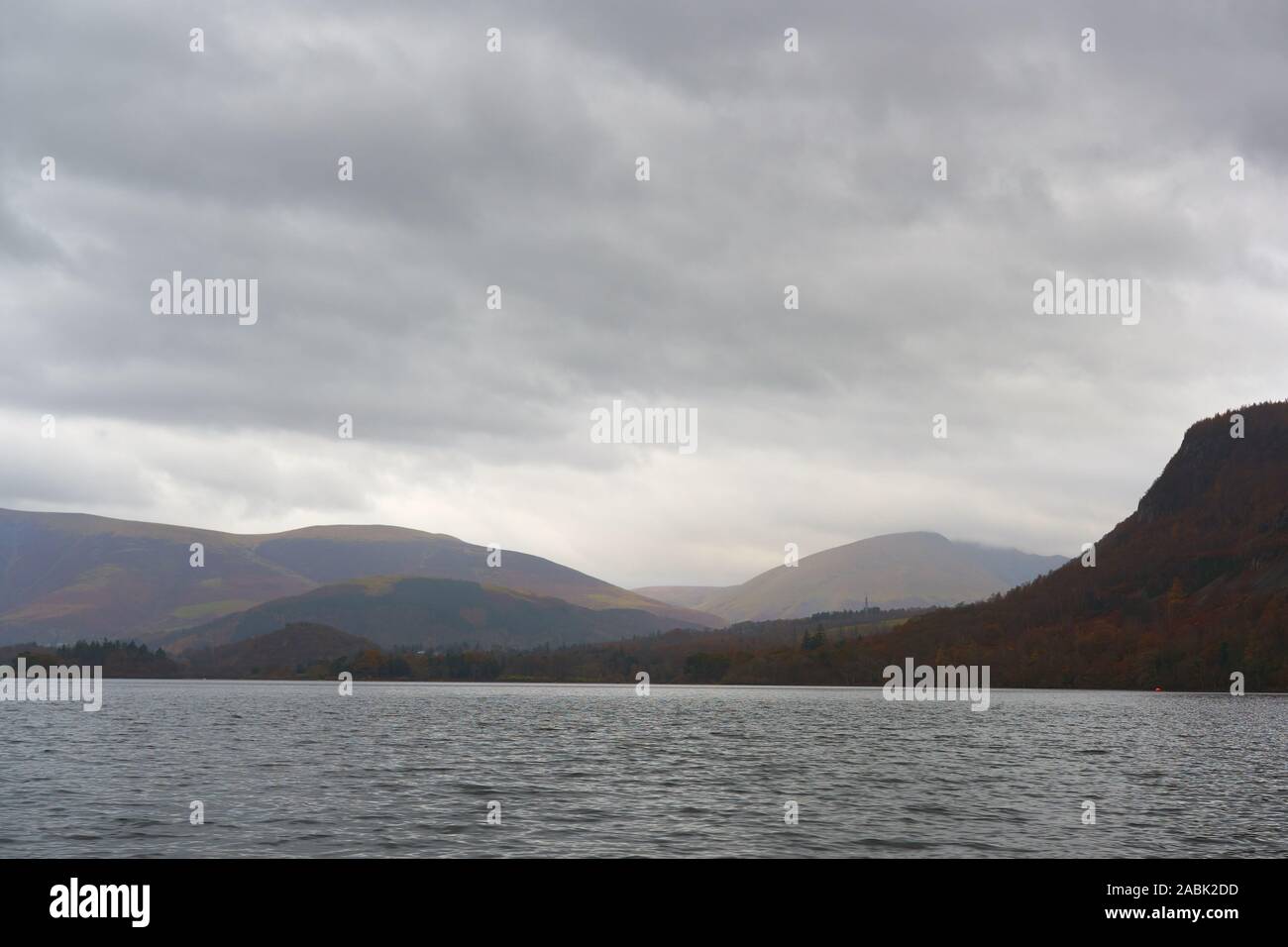 Montagne all'estremità meridionale del lago Derwentwater su un nuvoloso giorno di inverno, Borrowdale, Lake District, Cumbria, Inghilterra. Foto Stock