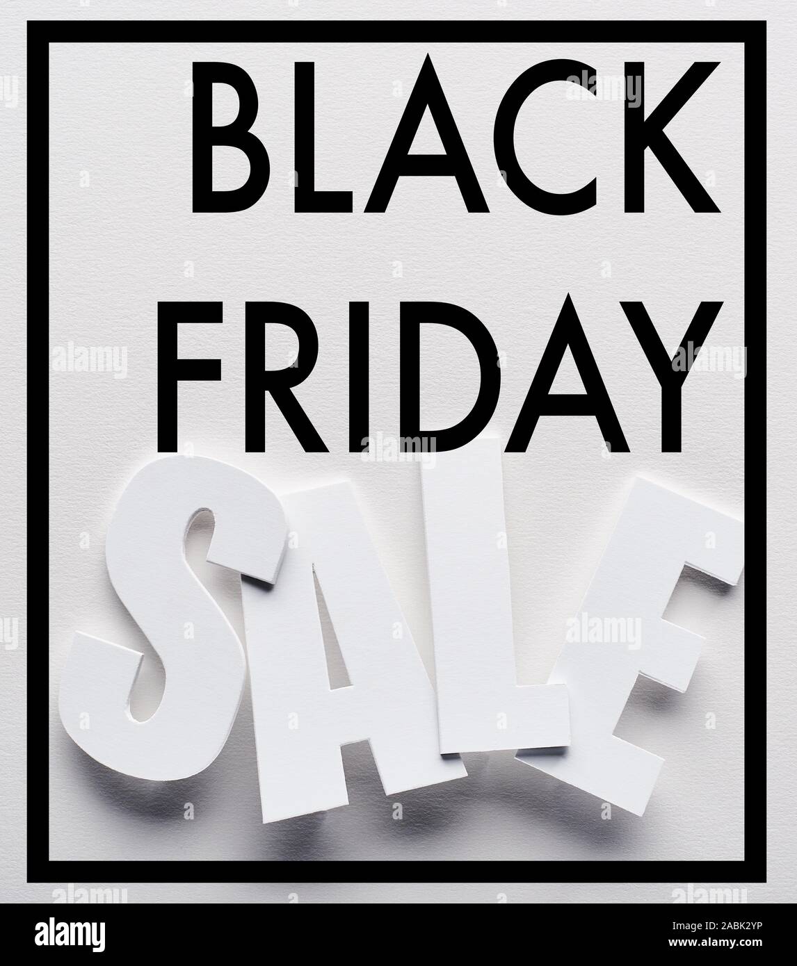 Vista superiore del venerdì nero vendita scritte su sfondo bianco Foto Stock