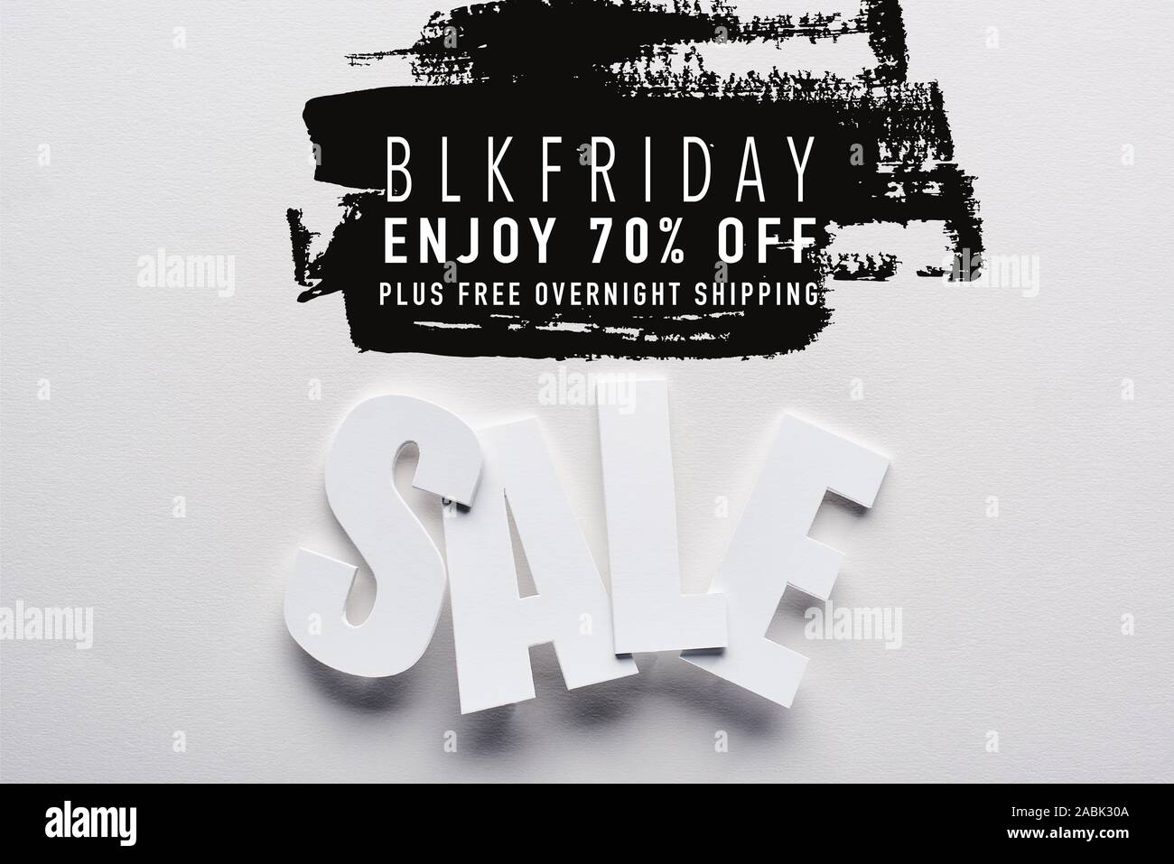 Vista superiore della vendita bianco scritte su sfondo bianco con il Black Friday, 70 percento di sconto illustrazione Foto Stock