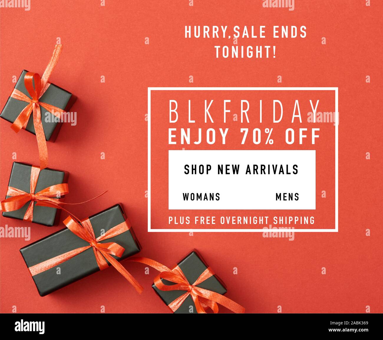 Vista superiore del piccolo nero confezioni regalo su sfondo rosso con Venerdì nero vendita illustrazione Foto Stock