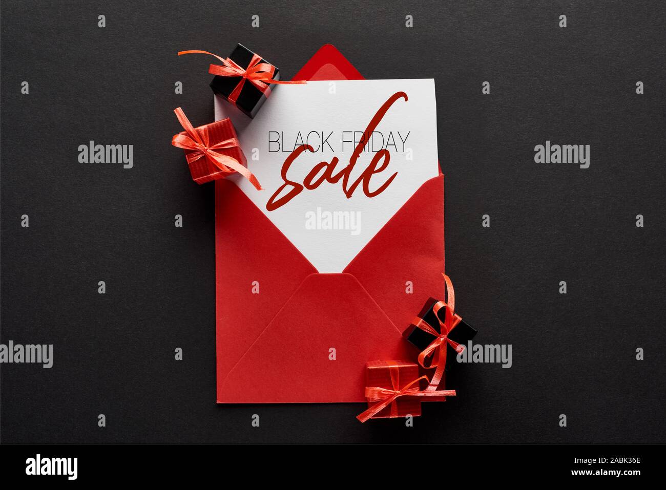 Vista superiore della carta con il venerdì nero vendita illustrazione nella busta rossa vicino presenta su sfondo nero Foto Stock