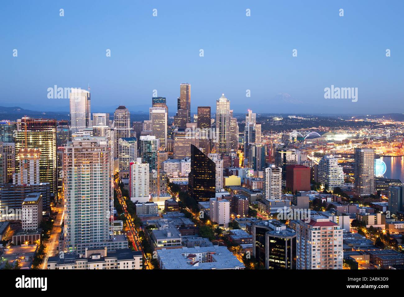 Parole chiave: Seattle, skyline, città, tower sky, tramonto, cityscape, Washington, blu, urban, crepuscolo, grattacielo, suono, downtown, panorama, architettura, t Foto Stock