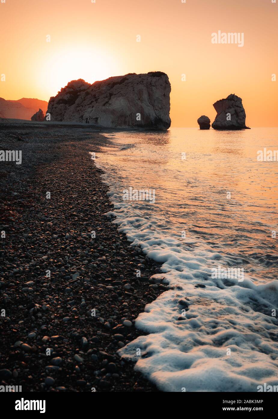 Sunrise a Petra tou Romiou - Roccia di Afrodite una famosa località turistica meta di viaggio landmark in Paphos, Cipro Foto Stock