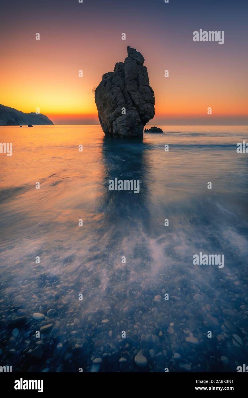 Sunrise a Petra tou Romiou - Roccia di Afrodite una famosa località turistica meta di viaggio landmark in Paphos, Cipro Foto Stock