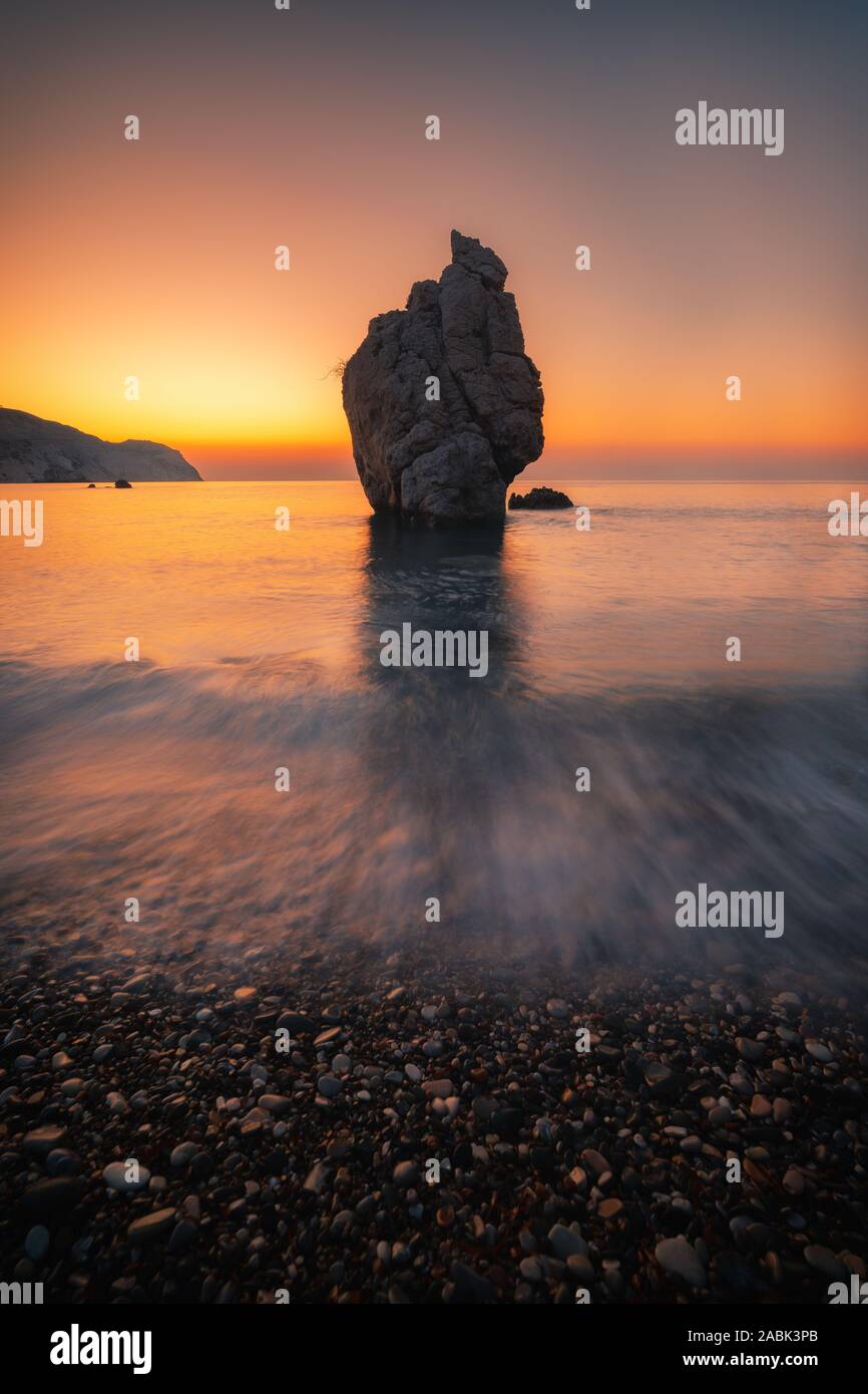 Sunrise a Petra tou Romiou - Roccia di Afrodite una famosa località turistica meta di viaggio landmark in Paphos, Cipro Foto Stock