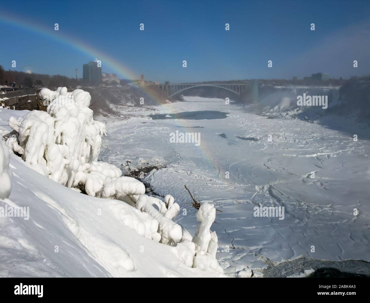Fiume Niagara con il Rainbow Bridge e cascate Americane in inverno, Ontario, Canada Foto Stock