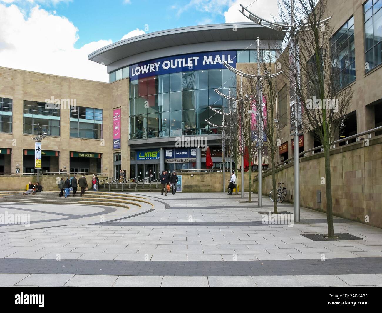 Il Lowry Outlet Mall su Lowry Plaza, le banchine, Salford, Manchester, Inghilterra, Regno Unito Foto Stock