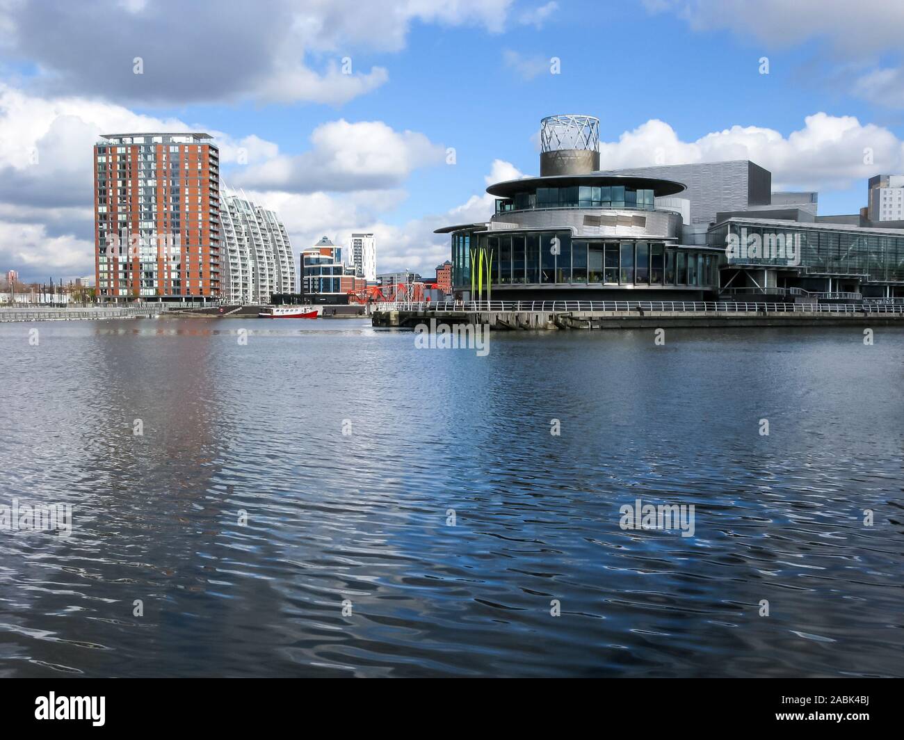 Manchester Ship Canal e il Teatro di Lowry e il Centro delle arti, le banchine, Salford, Manchester, Inghilterra, Regno Unito Foto Stock