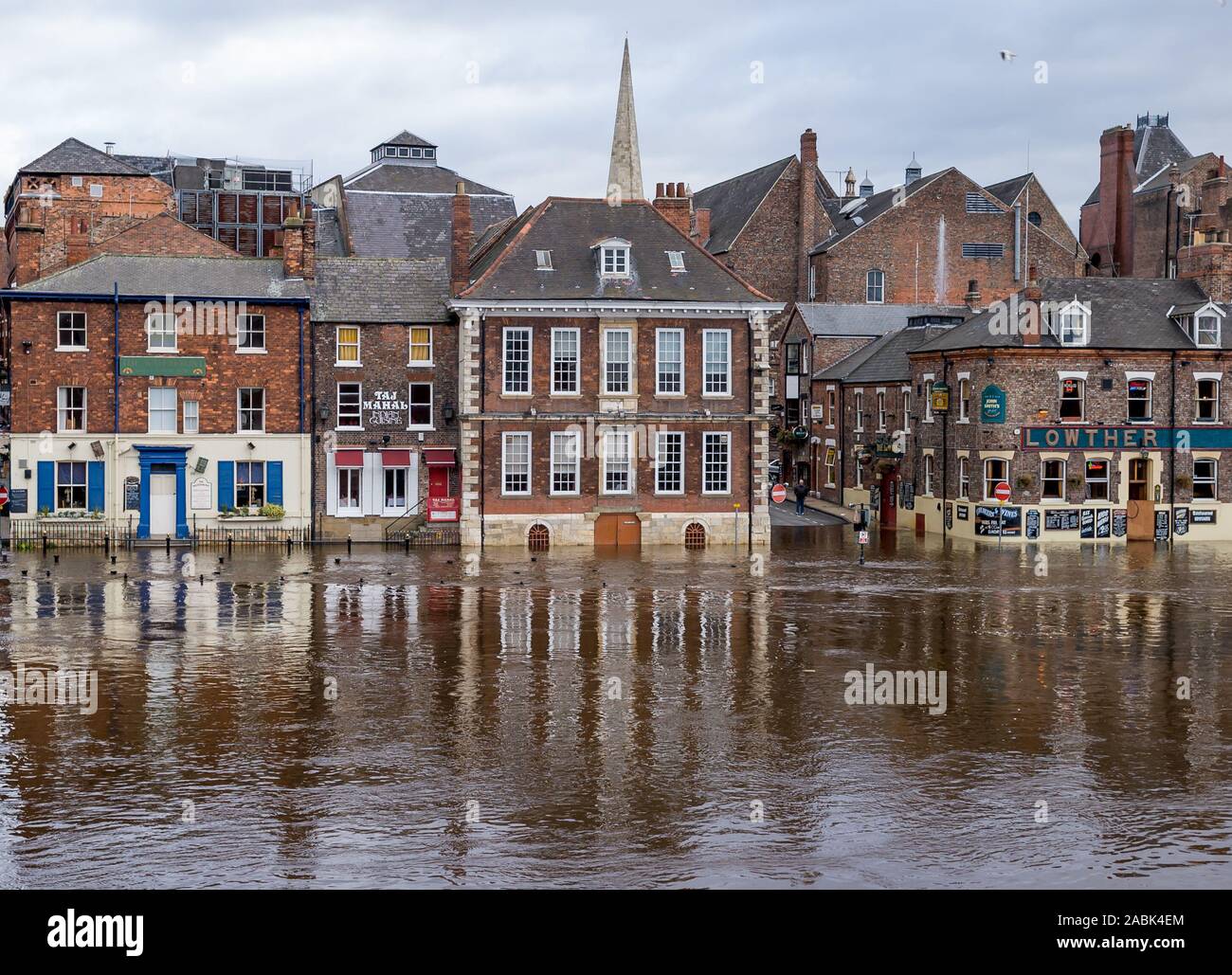 Fiume Ouse scoppiò le sue banche a causa di forti precipitazioni. Vista su King's Staith, York, nello Yorkshire, Inghilterra, Regno Unito Foto Stock