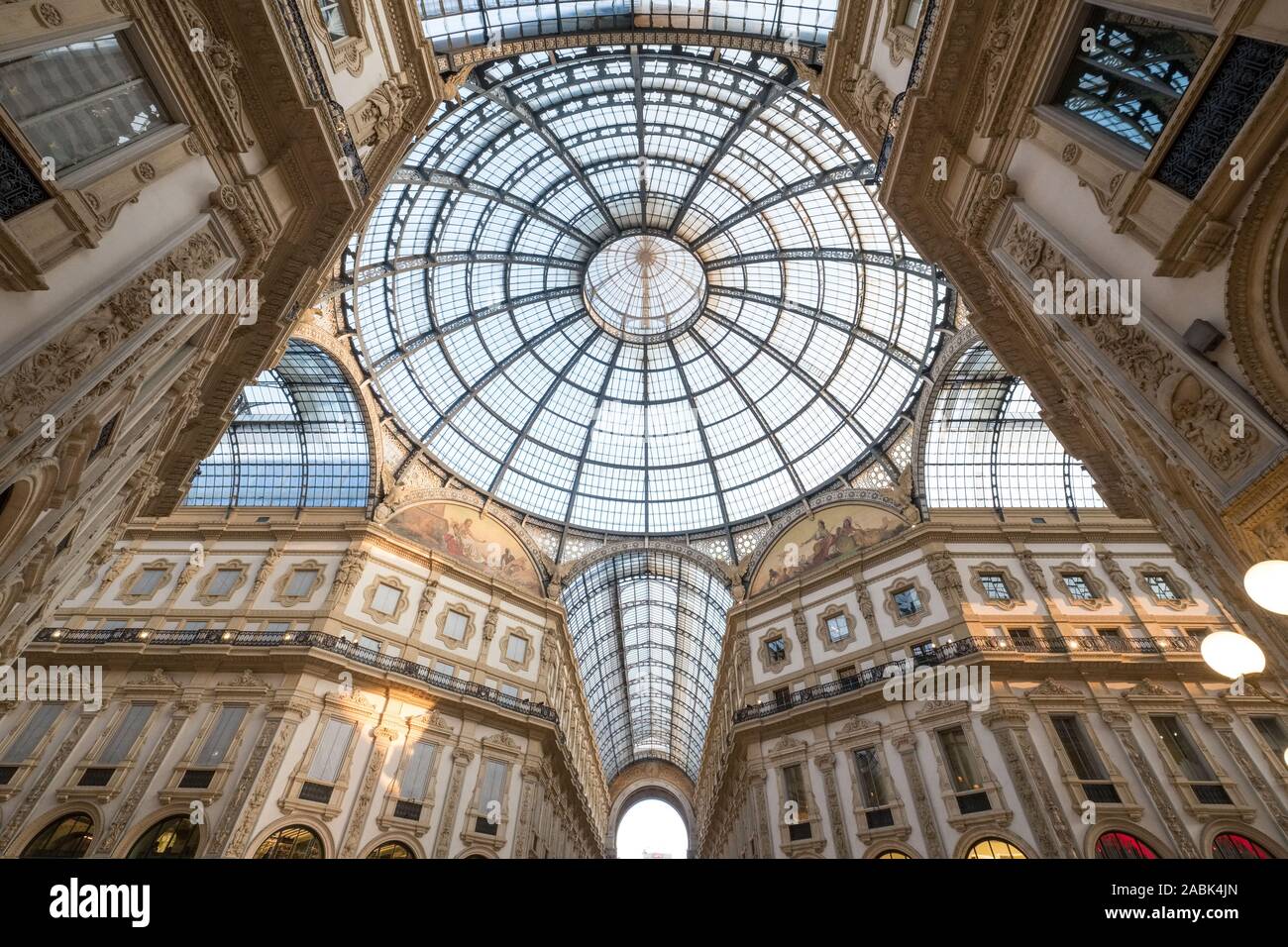 Immagini Stock - Cupola Di Vetro Del Centro Commerciale Pubblico Famoso Di  Galleria Vittorio Emanuele A Milano, Italia. Image 72999519