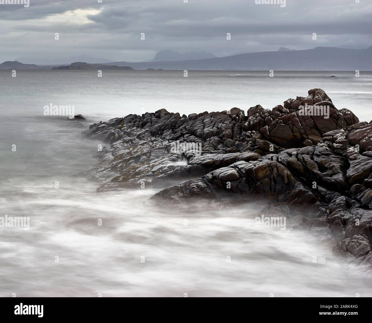Rocce di Sunrise al Mellon Udrigle beach, Gruinard Bay, Wester Ross, Highland, Scozia. Foto Stock