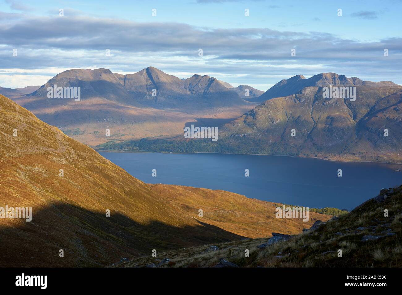 Beinn Alligin e Liathach visto dal Beinn Damh, Torridon, Wester Ross, Highland, Scozia Foto Stock
