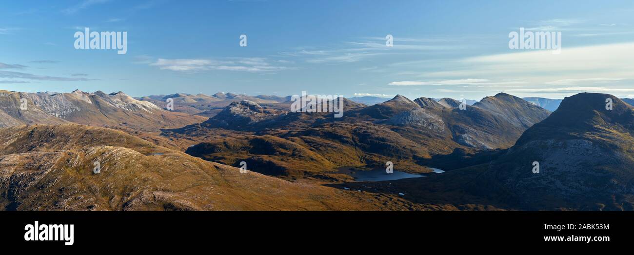 Mounatin panorama visto da Beinn Damh, Torridon, Wester Ross, Highland, Scozia Foto Stock