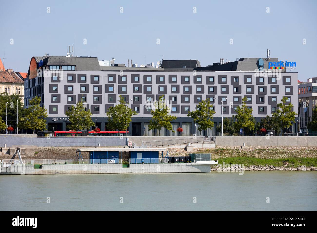 Hotel Park Inn presso il fiume Danubio, Bratislava, Slovacchia, Europa Foto Stock