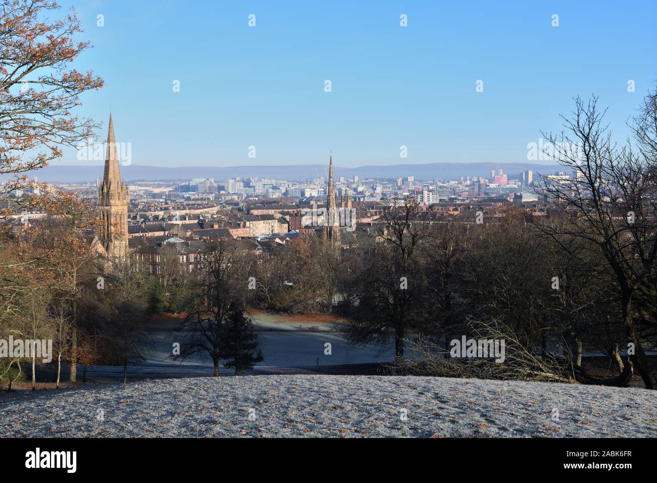 Una vista dalla Queen's Park della città di Glasgow per una mattina di sole sotto il congelamento in Scozia, Regno Unito, Europa Foto Stock