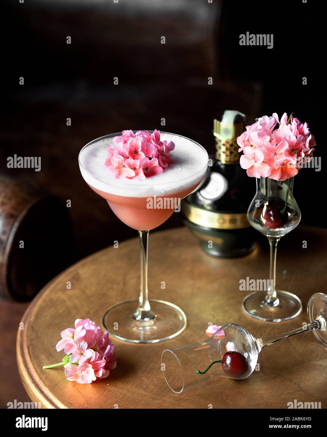 Cocktail di frutta e rabboccato con fiori Foto Stock