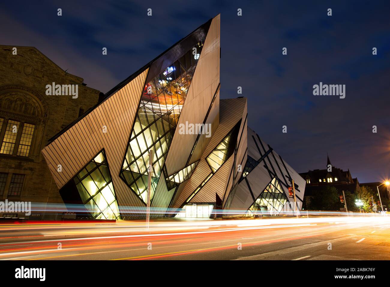 Editoriale: TORONTO - 27 agosto: Il Royal Ontario Museum di notte il 27 agosto 2015 a Toronto in Canada. Il controverso facciata della ROM è stato desig Foto Stock