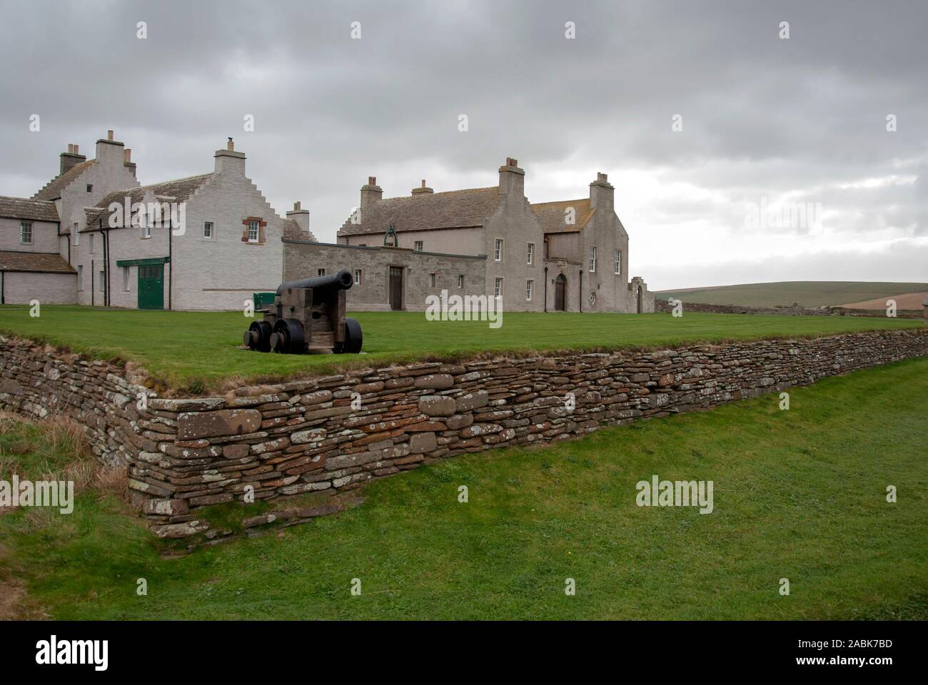 Cannone Prato Guardia Skaill House Sandwick terraferma Isole Orcadi Scozia Regno Unito stalattite parete drystane antichi cannone di artiglieria telaio in legno ferro wh Foto Stock