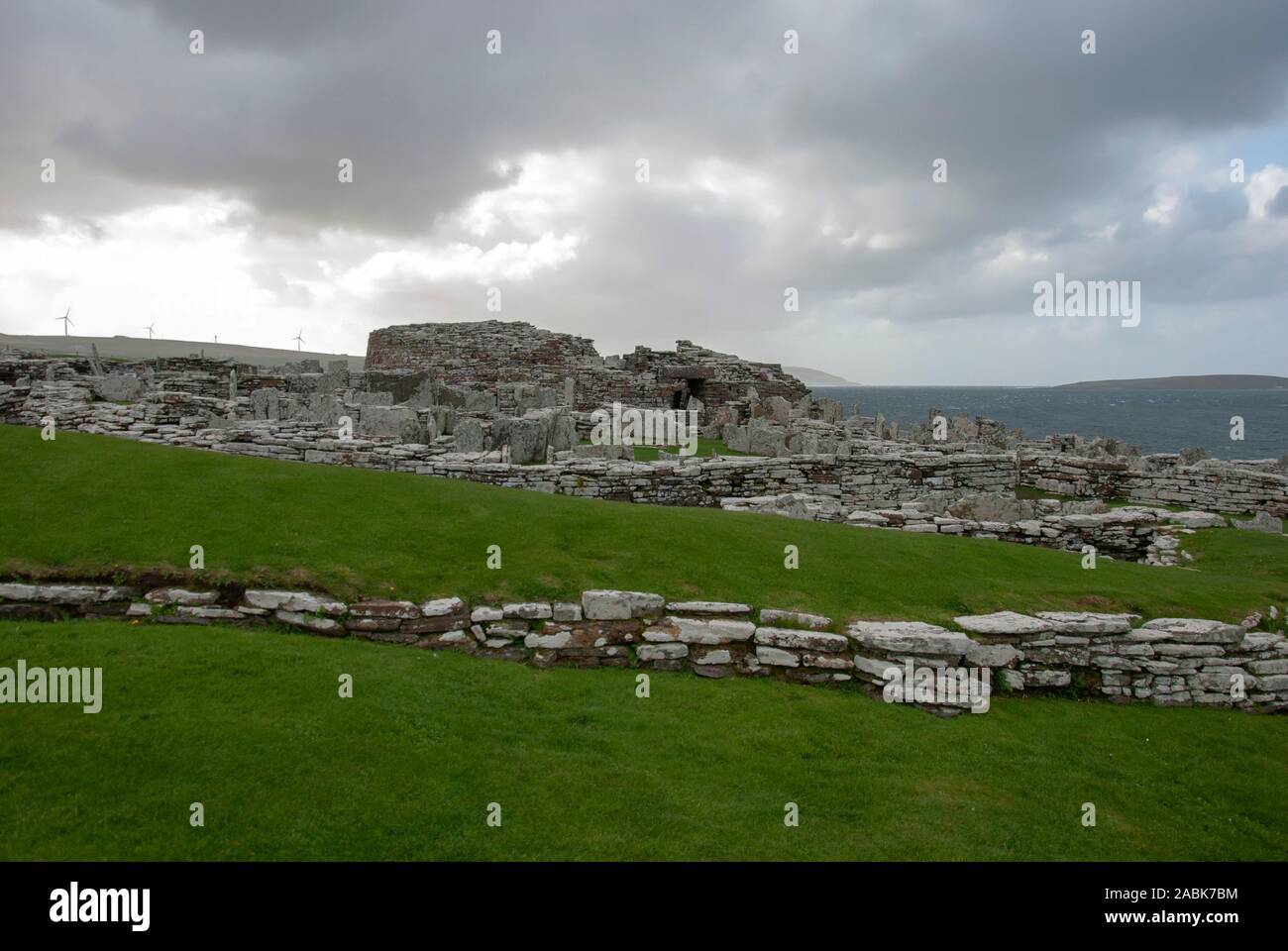 Conservate rovine Età del Ferro Broch di Gurness Aikerness Evie terraferma Isole Orcadi Scozia Regno Unito vista esterna Historic Scotland archeologia archaeolo Foto Stock