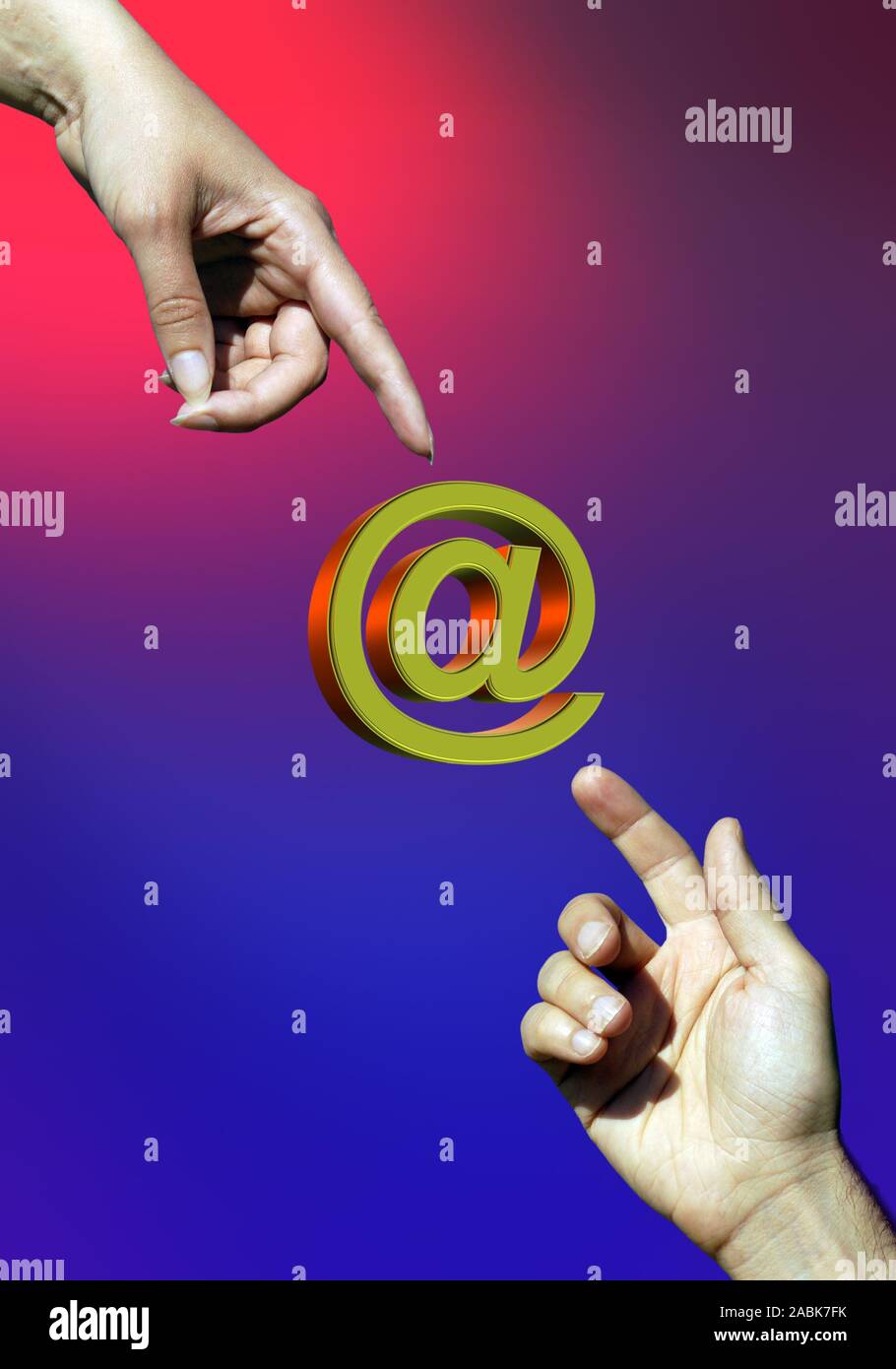 Mano femmina e maschio di mano di toccare un simbolo di posta elettronica Foto Stock