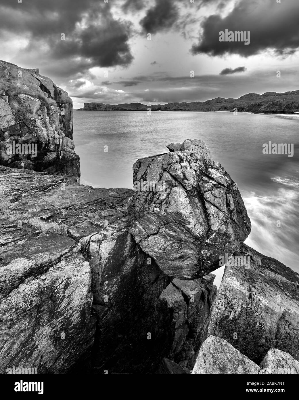 Boulder a Oldshoremore, vicino Kinlochbervie, Sutherland, Highland, Scozia. In bianco e nero. Foto Stock