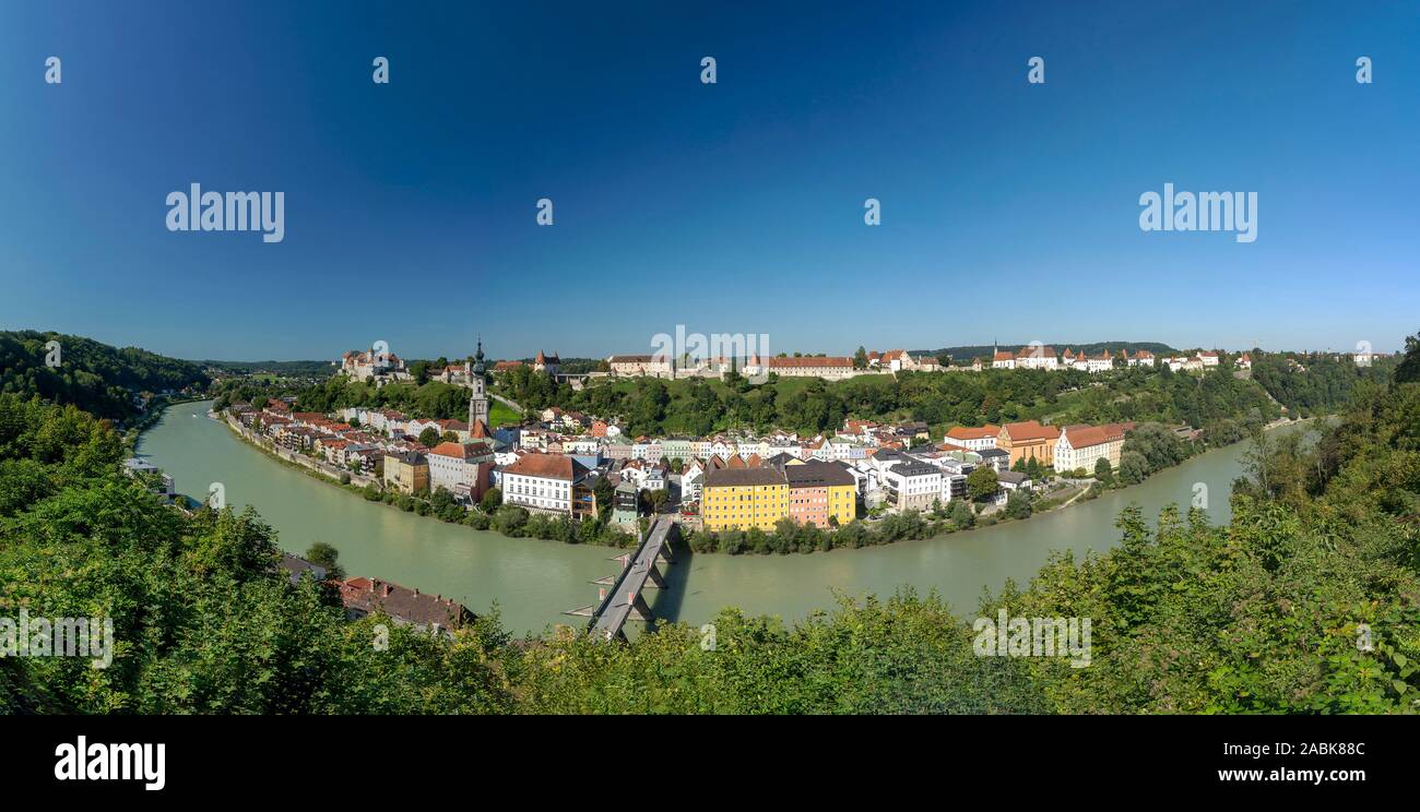 La città vecchia di Burghausen con Burghausen Castello, il castello più lungo d'Europa. Altoetting, Alta Baviera, Germania Foto Stock