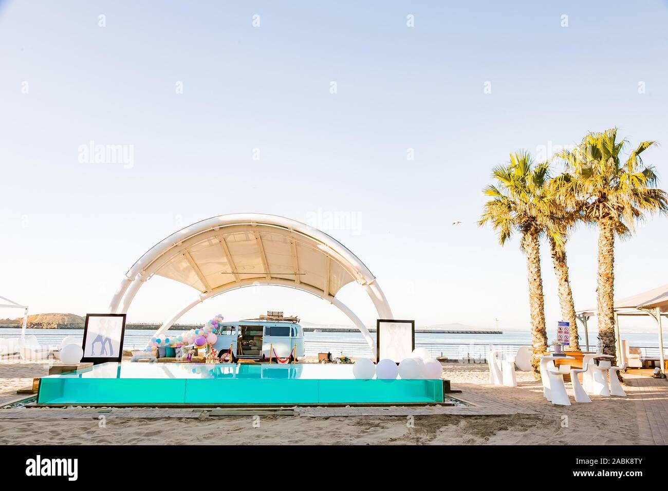 Cape Town, Sud Africa - 13 Ottobre 2019: VW Kobi Van e la piscina a sfioro a Shimmy Beach Club presso il V & A Waterfront Porto Foto Stock