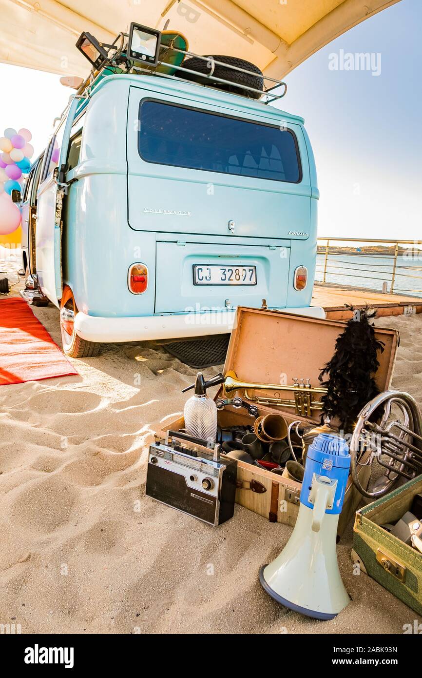 Cape Town, Sud Africa - 13 Ottobre 2019: Photo Booth VW Kombi Van parcheggiato sulla sabbia bianca di Shimmy Beach Club presso il V & A Waterfront Porto Foto Stock