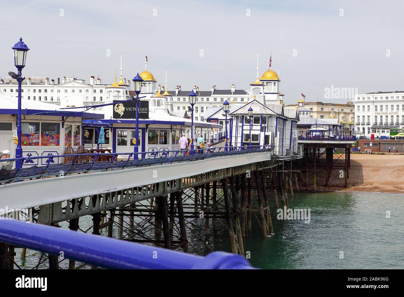 Vista da qui su di Eastbourne Pier è l'inconfondibile architettura vittoriana del 1870s. Foto Stock