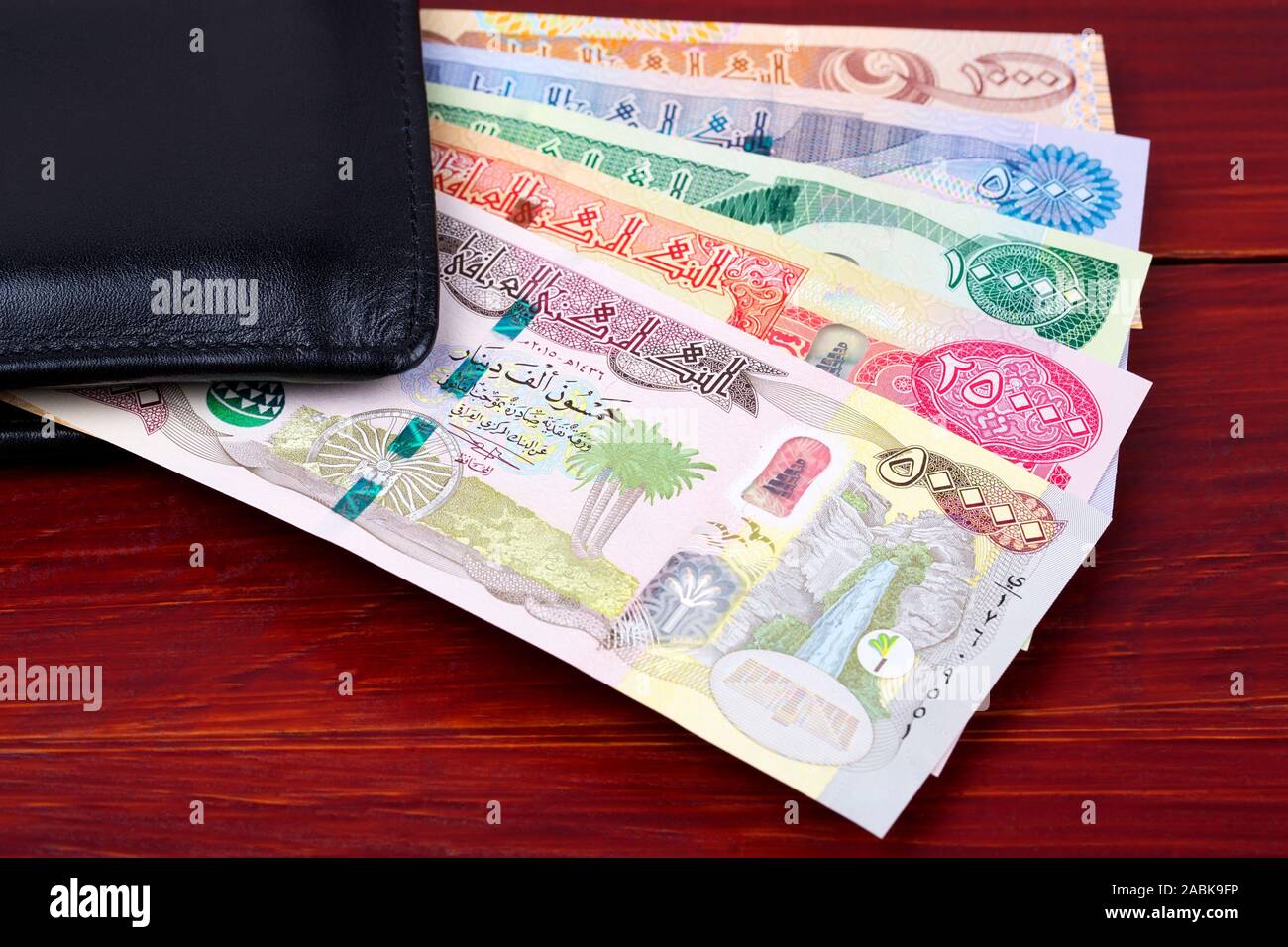 Denaro iracheno - Dinar nel portafoglio nero Foto Stock