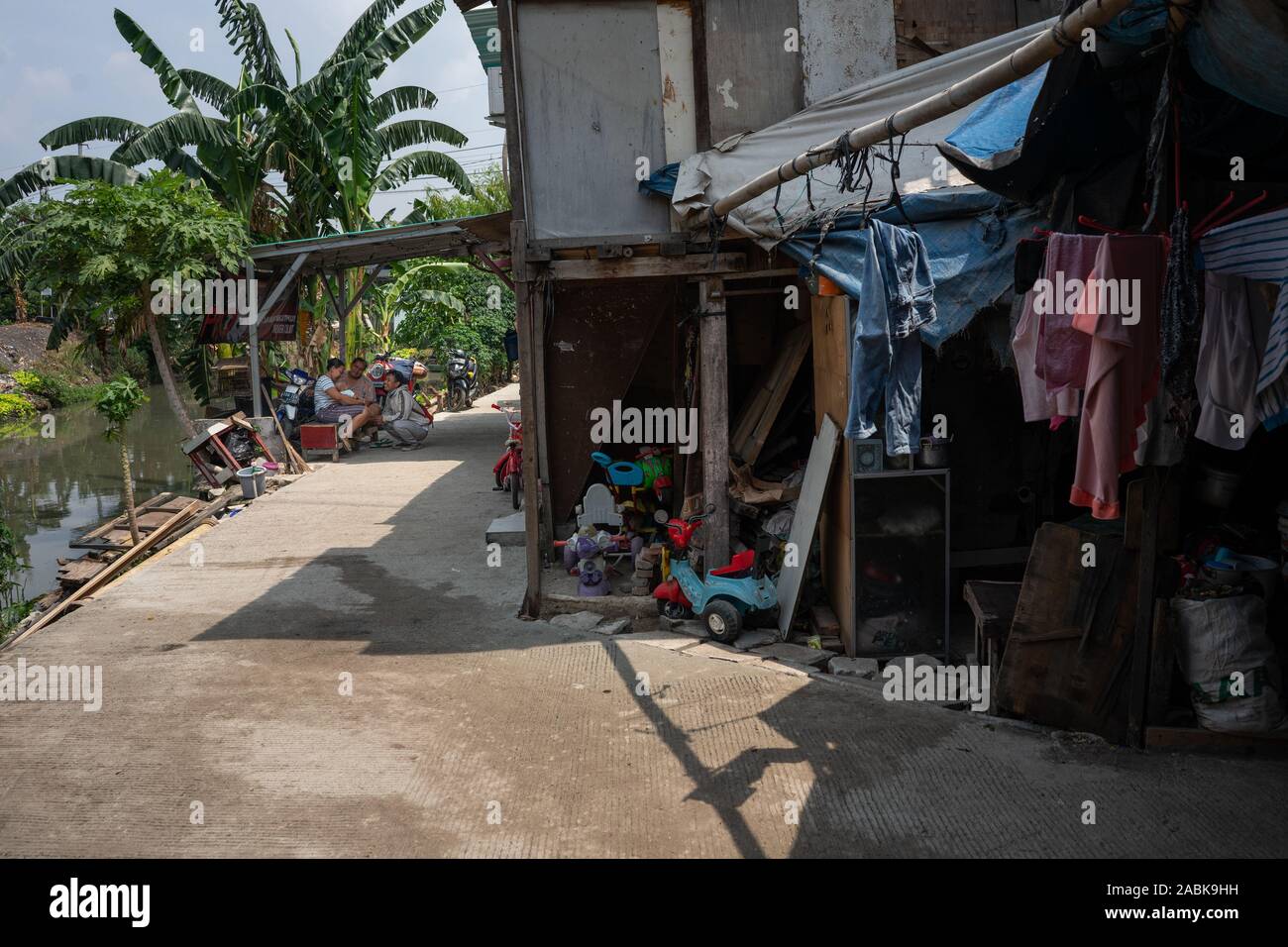 Jakarta, Indonesia. Xix oct, 2019. La vita quotidiana in Kampung Tongkol, a nord di Jakarta, Indonesia. Kampung Tongkol è un quartiere villaggio situato sul fiume Ciliwung. I residenti in un 5 metro di larghezza striscia sul greto del fiume sono per essere reinsediati. (A DPA: "Il mare, la parete e il potere di distruggere la natura') Credito: Fauzan Ijazah/dpa/Alamy Live News Foto Stock