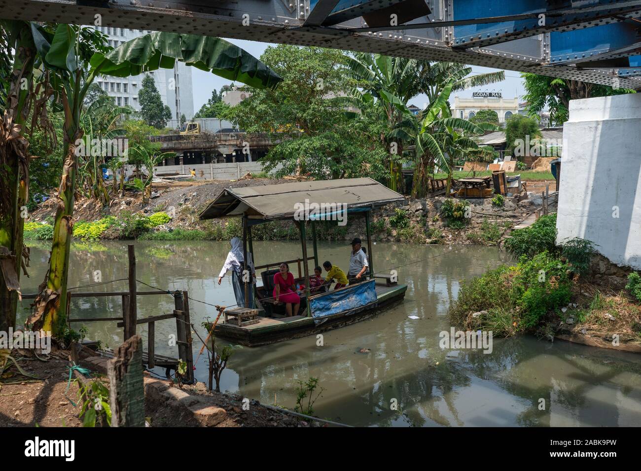 Jakarta, Indonesia. Xix oct, 2019. La vita quotidiana in Kampung Tongkol, a nord di Jakarta, Indonesia. Kampung Tongkol è un quartiere villaggio situato sul fiume Ciliwung. I residenti in un 5 metro di larghezza striscia sul greto del fiume sono per essere reinsediati. (A DPA: "Il mare, la parete e il potere di distruggere la natura') Credito: Fauzan Ijazah/dpa/Alamy Live News Foto Stock