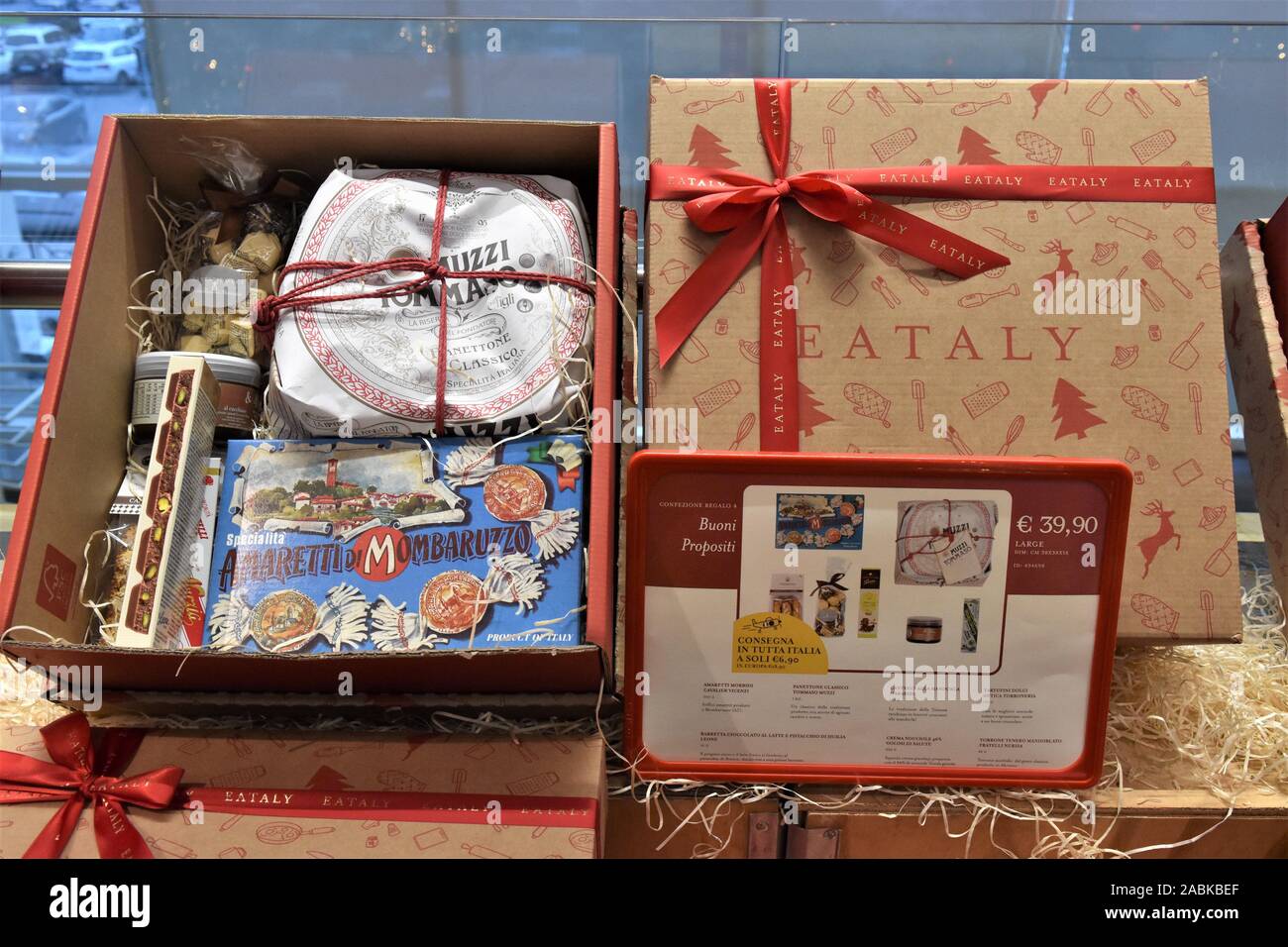 Pacchetti di Natale con il cibo italiano all'interno di EATALY FOOD MEGA  STORE A ROMA Foto stock - Alamy