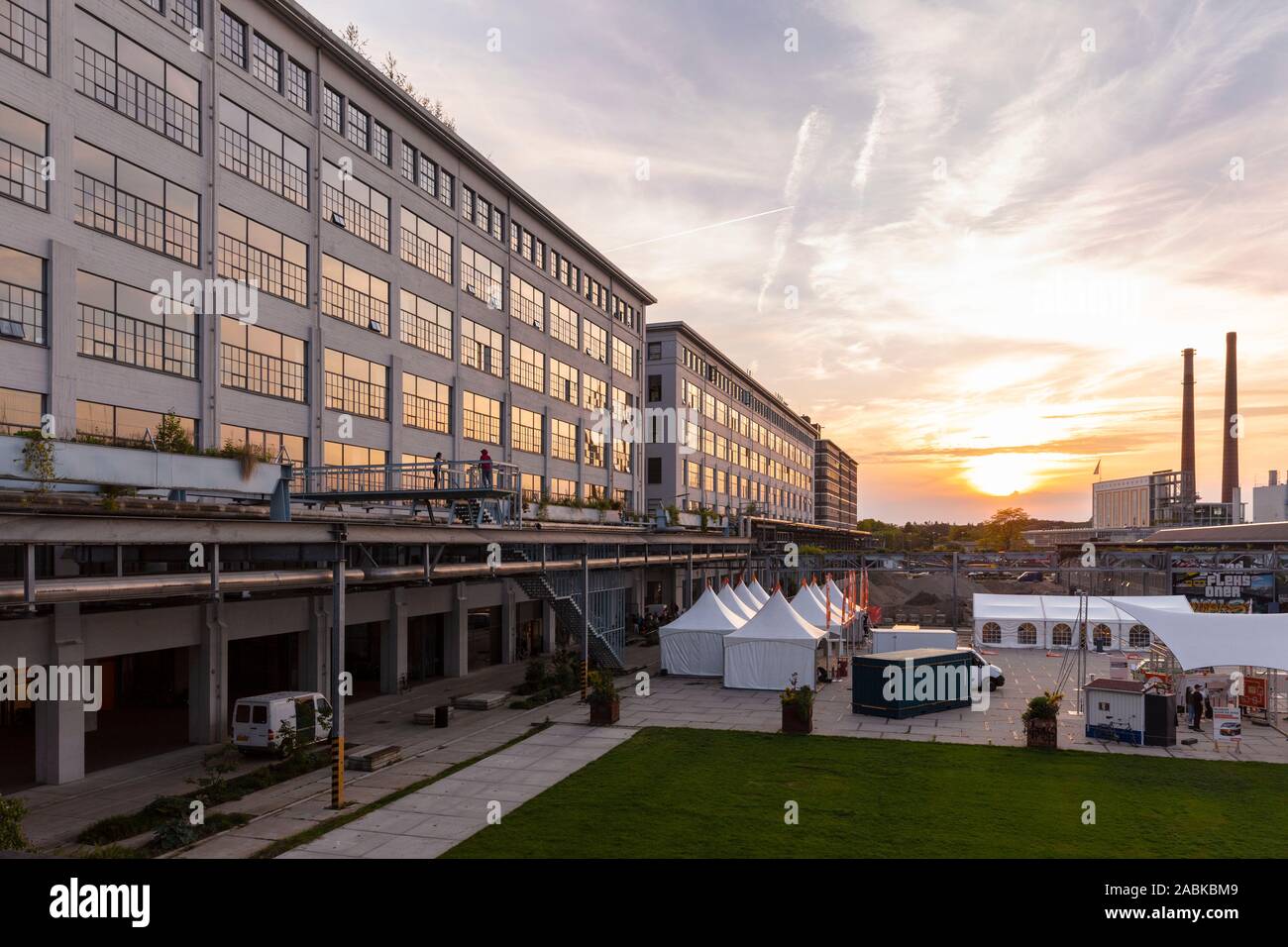 Eindhoven, Paesi Bassi, 23 maggio 2019. Una vista al tramonto di Strijp S con le vecchie fabbriche di Philips e il Tech Festival sul Ketelhuisplein Foto Stock